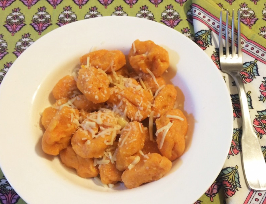 ÑOQUIS DE CALABAZA, ZANAHORIAS Y MORRÓN